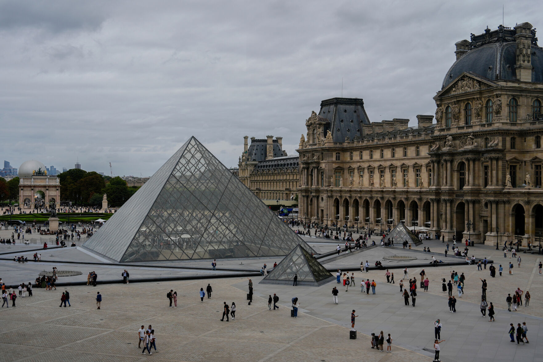 Thieves steal crown jewels in 4 minutes from Louvre Museum